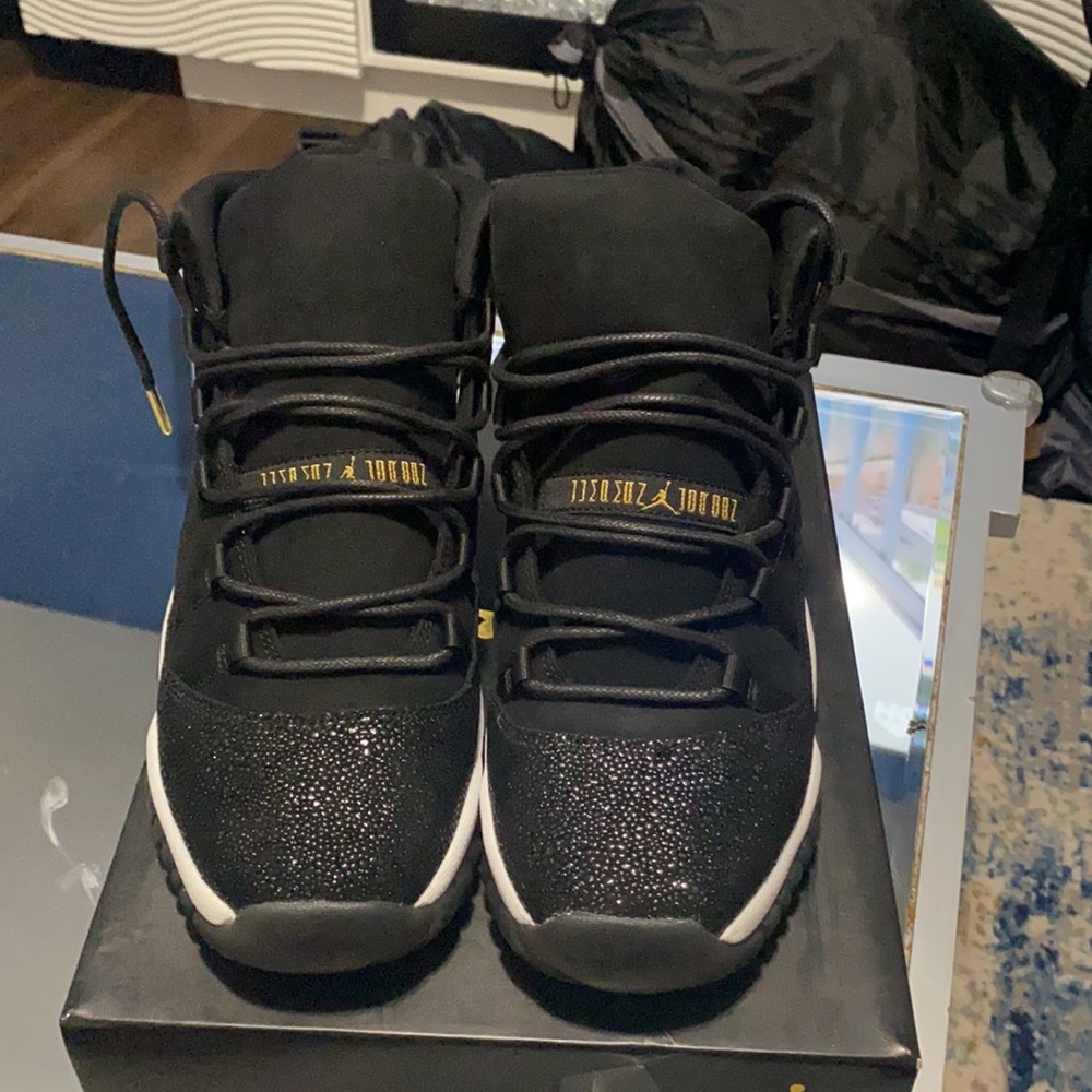 Jordan 11 black